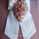 Cascata di rose cipria su fiocco in pura seta bianca