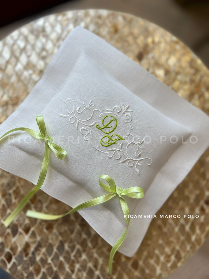 Portafedi Arabesco lino bianco con ricamo bianco e iniziali in verde pistacchio