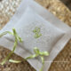 Portafedi Arabesco lino bianco con ricamo bianco e iniziali in verde pistacchio