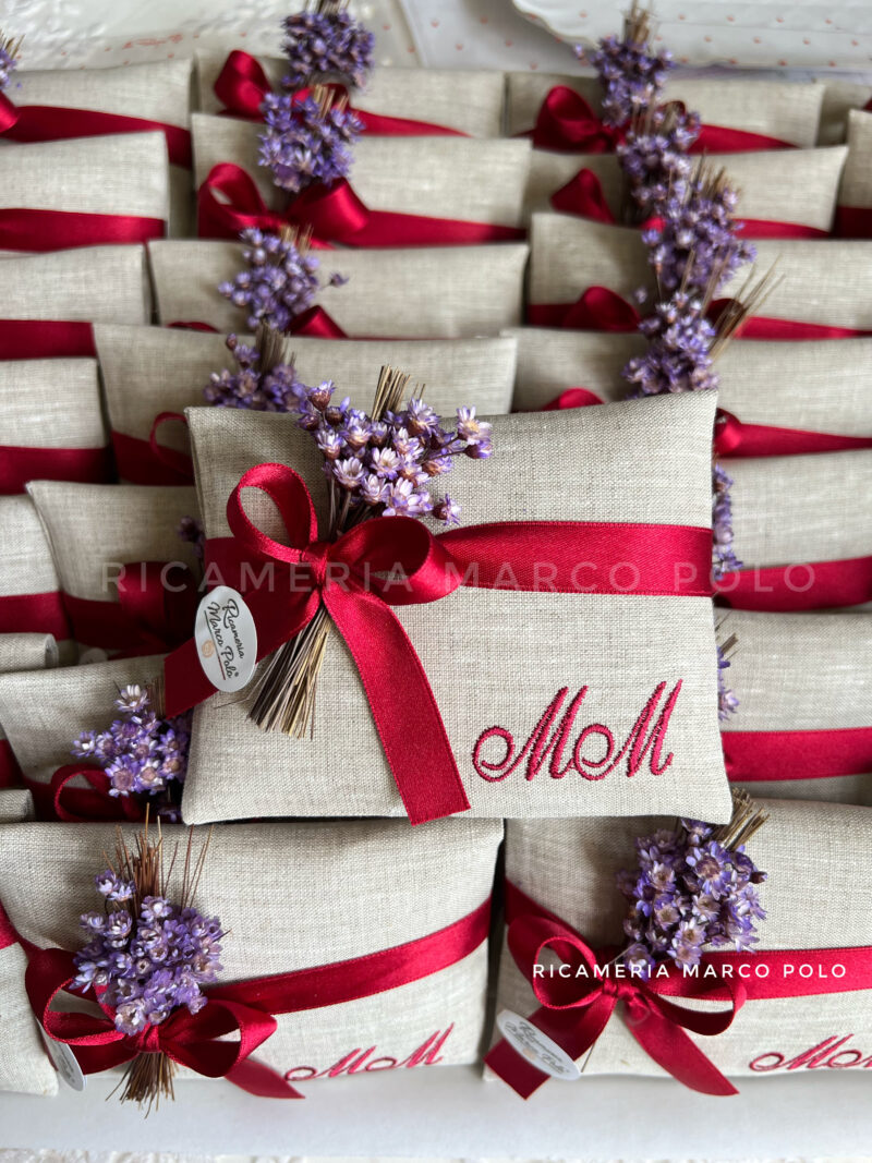 Bustina modello MA01 lino tortora, ricamo e nastri rosso e fiori viola