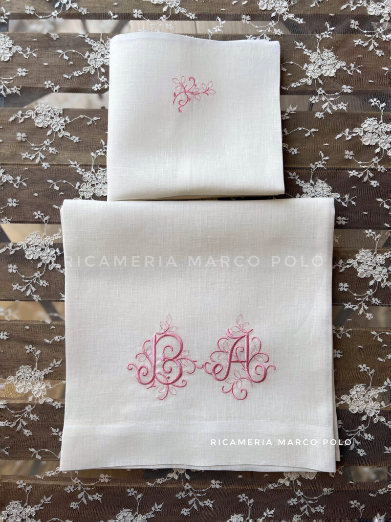Lenzuolino lino bianco con iniziali arabesche rosa baby